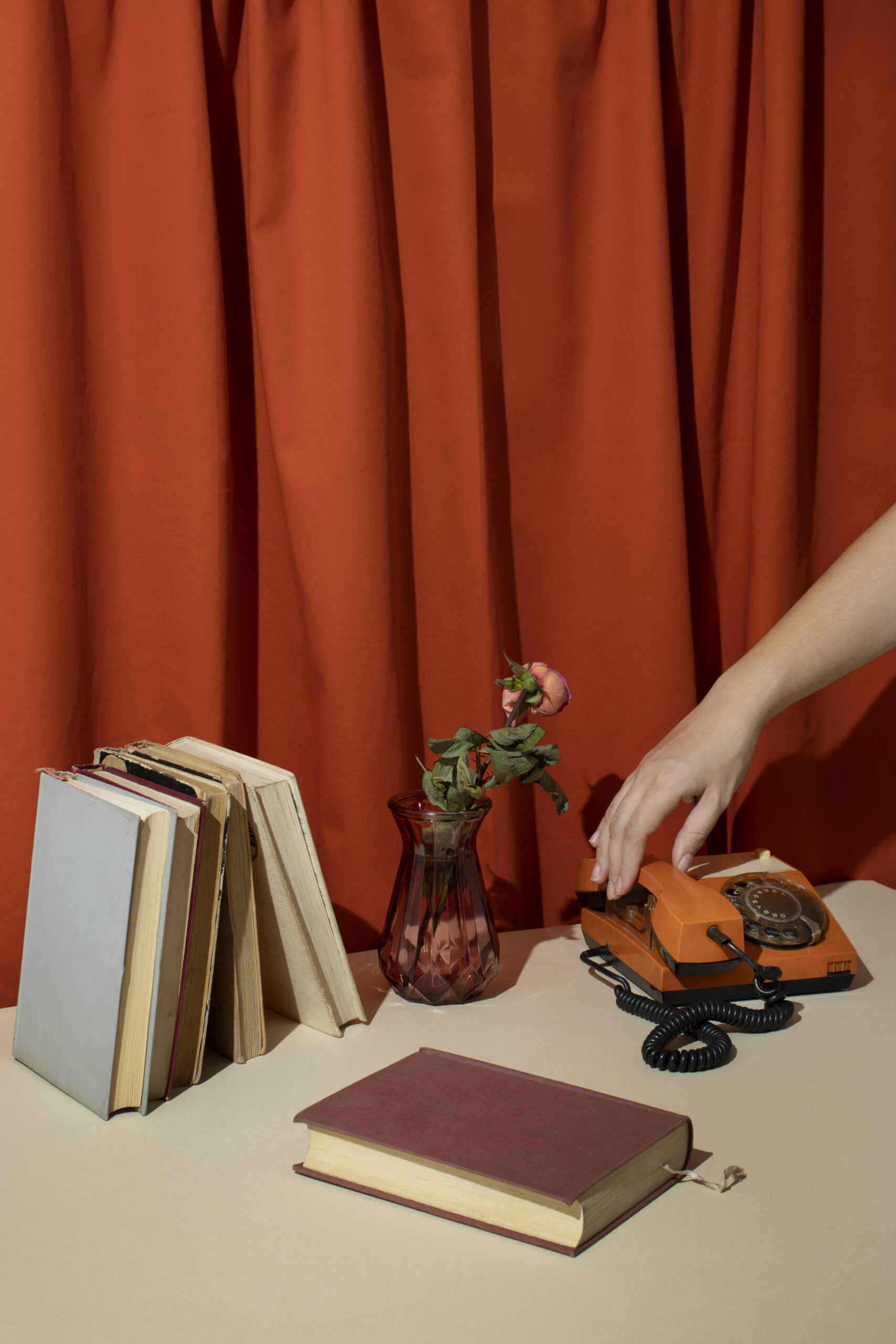 libros antiguos en el arreglo de la tienda de segunda mano