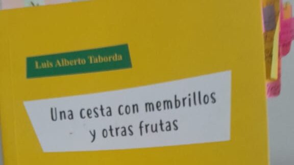 una cesta con membrillos y otras frutas