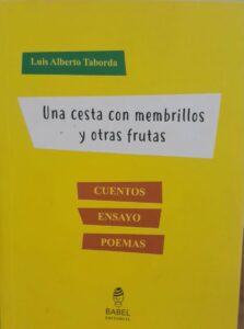 una cesta con membrillos y otras frutas